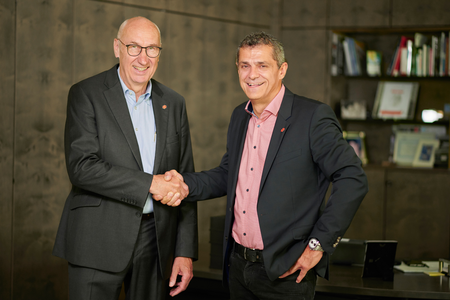 Helmut Hilzinger (links) gratuliert Christian Bandle zur Bestellung zum Geschäftsführer.